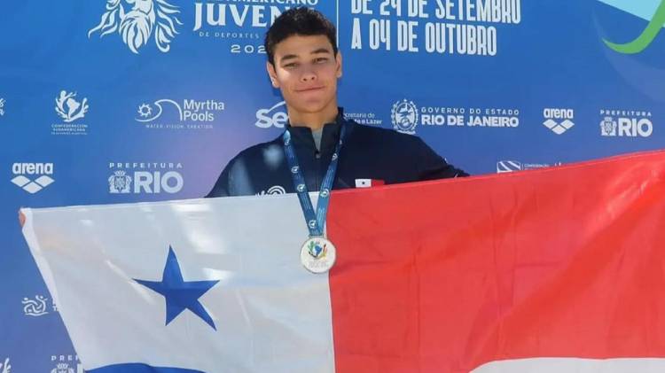 Raúl Antadillas con lal bandera de Panamá.