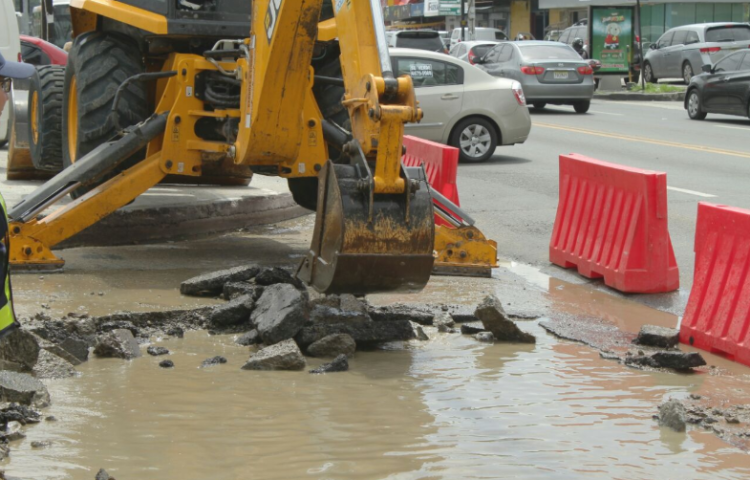 Inician trabajos de reubicación de tubería y drenaje pluvial en Río Abajo