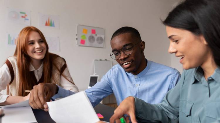 El estudio, realizado por Konzerta, el portal líder de empleos en Panamá, recogió las respuestas de 4,859 trabajadores de cinco países