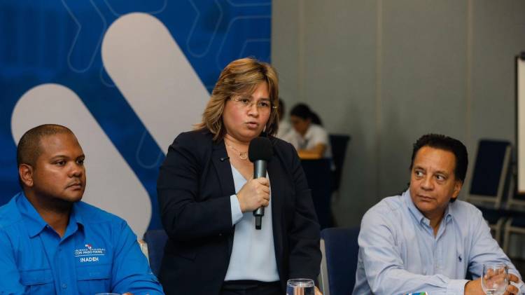 La directora del INADEH presenta la nueva propuesta formativa para el sector porcino durante la mesa sectorial en Santiago de Veraguas.