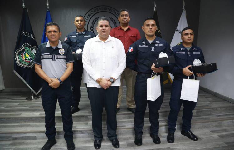 Ministro Pino se reunió con policías que rescataron a familias en San Miguelito