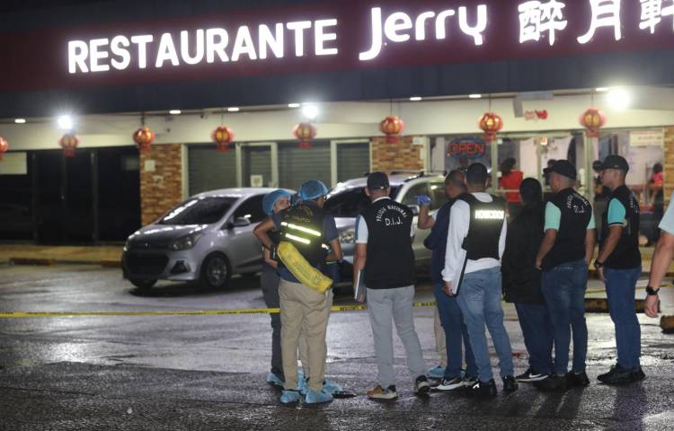 La policía busca al menos a cuatro de los asaltantes que escaparon tras disparar contra la policía.