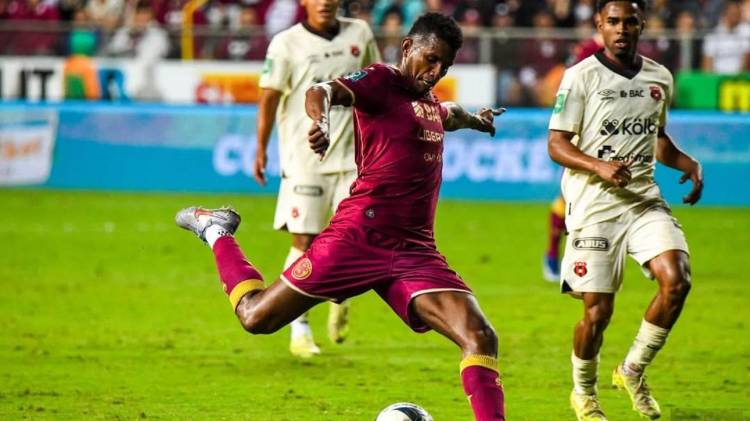 Fidel Escobar es garantía en la defensa del club tico.