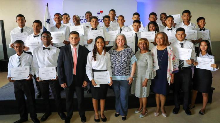 Estudiantes que habían desertado el sistema escolar se gradúan con éxito