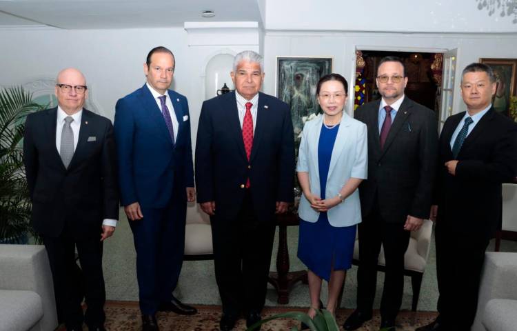 El canciller y el ministro de Comercio presentes.