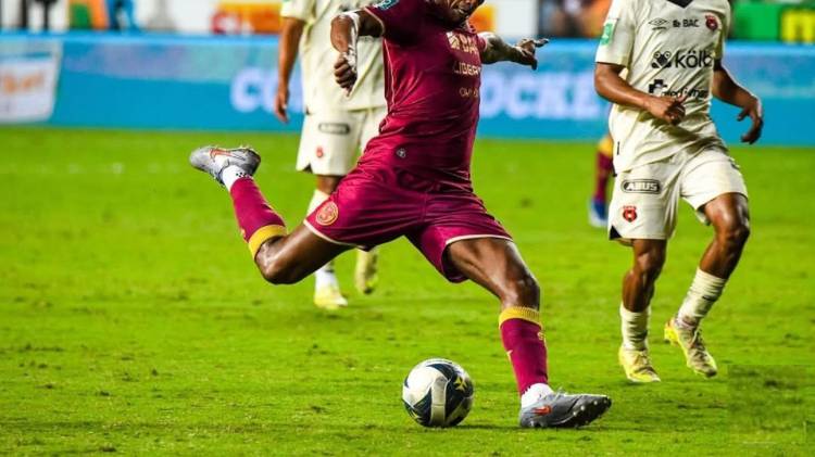 Fidel Escobar es garantía en la defensa del club tico.