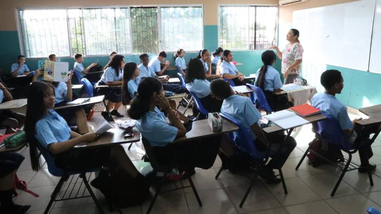 Más de 980,225 estudiantes y 51,616 docentes iniciarán clases hoy en las 16 regiones educativas del país.