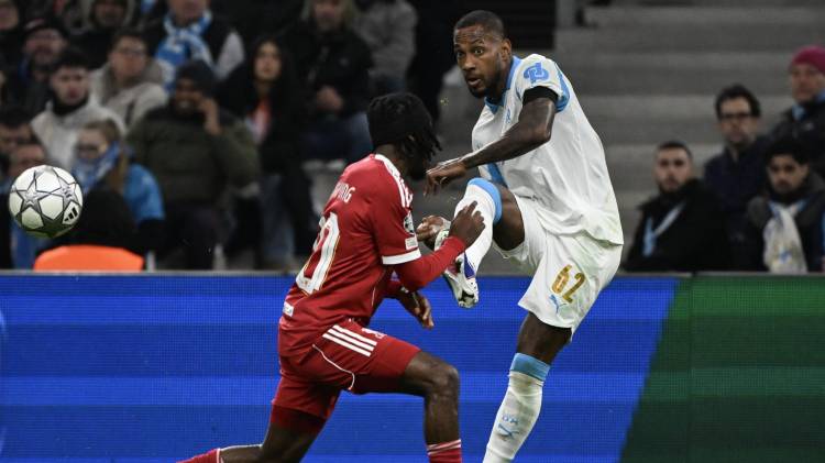 El defensa panameño del Marsella, Michael Amir Murillo, observa el balón durante el partido de la jornada 7 de la fase de liga de la UEFA Champions League entre el Olympique de Marsella (OM) y el Liverpool FC en el Estadio Velódromo de Marsella.