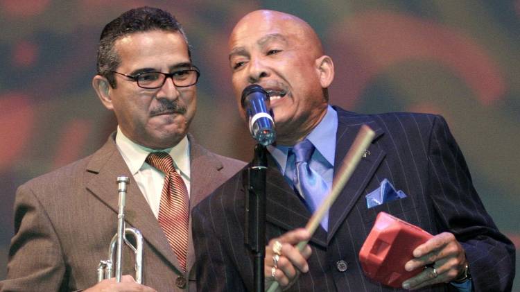 Papo Rosario (d) dedicó 38 años de su vida a El Gran Combo, convirtiéndose en una de sus voces más representativas.