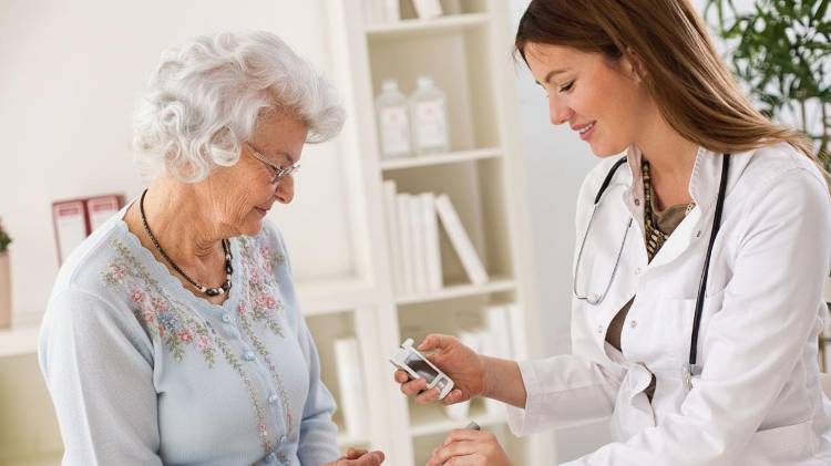 Los adultos mayores suelen tomar múltiples medicamentos, lo que puede afectar la diabetes.