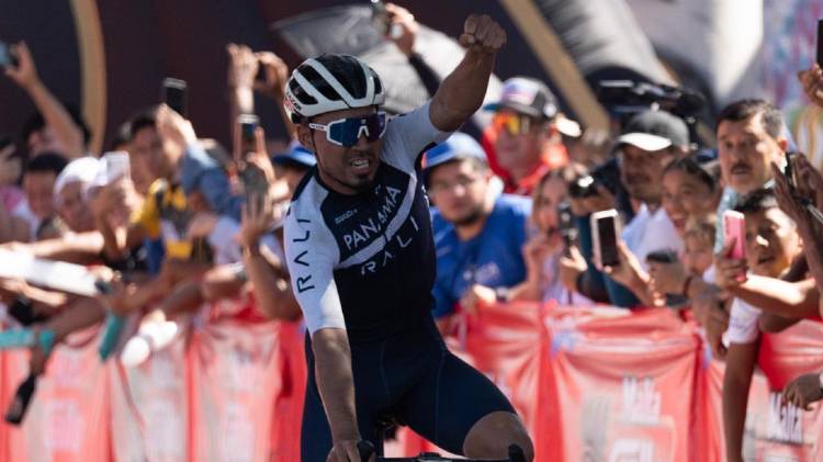 Bolívar Espinosa emocionado tras su victoria.