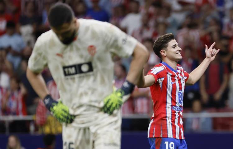 Julián Alvarez celebra su primer gol con el Atlético de Madrid, este domingo ante el Valencia.