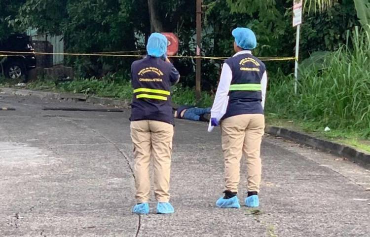 El cuerpo fue lanzado a orilla de calle.