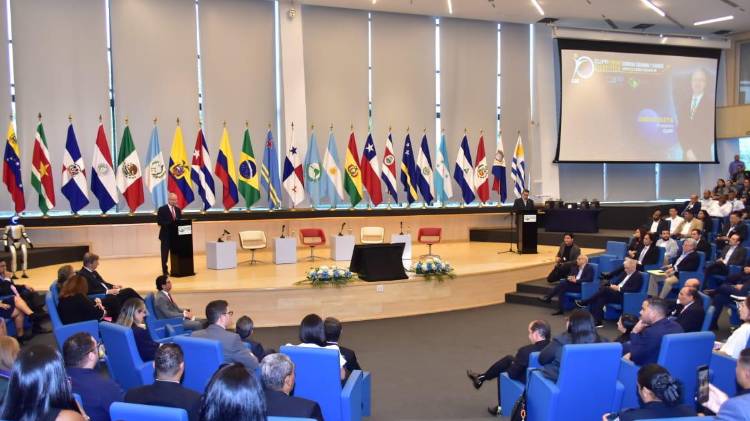 Autoridades y expertos internacionales participan en el CLIPP Forum 2025, realizado en la sede del Parlatino.