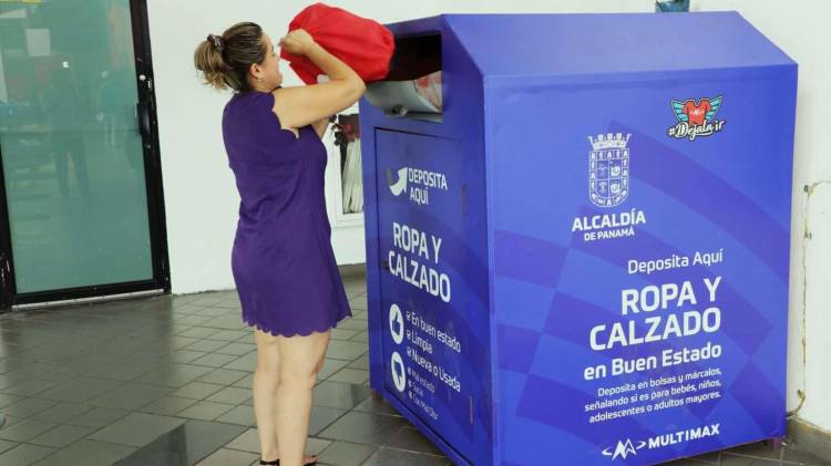 Uno de los buzones del programa “Déjala ir”, donde los ciudadanos pueden donar ropa y calzado en buen estado para beneficiar a comunidades necesitadas.