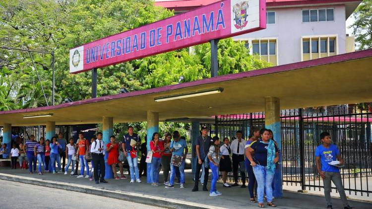 Fachada principal de la Universidad de Panamá.
