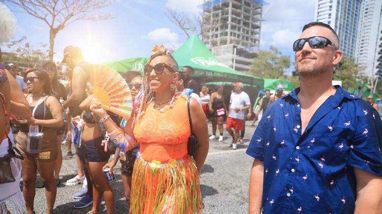 Expertos recomiendan, incluso carnavaleando, usar protector solar, lentes de sol gorras o sombreros.