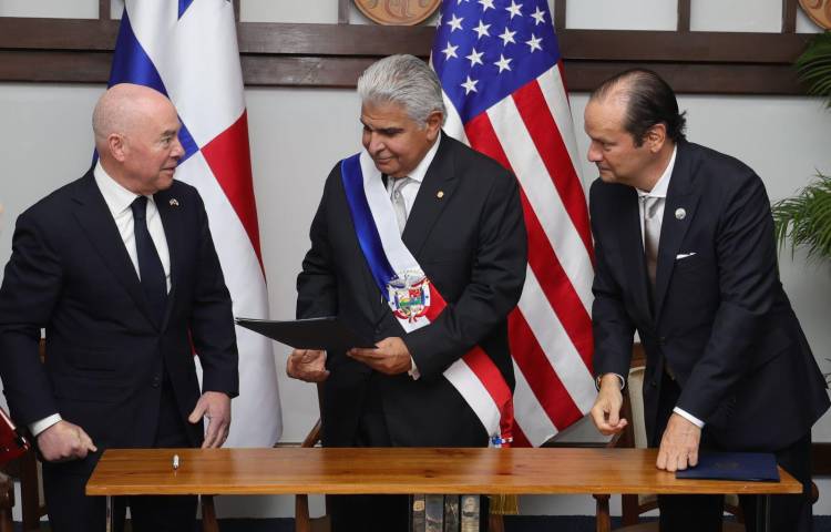 El acuerdo se suscribió en presencia del presidente Mulino. Por EE.UU. firmó el secretario de Seguridad Nacional de Estados Unidos, Alejandro Mayorcas. Por Panamá el canciller Javier Martínez-Acha.