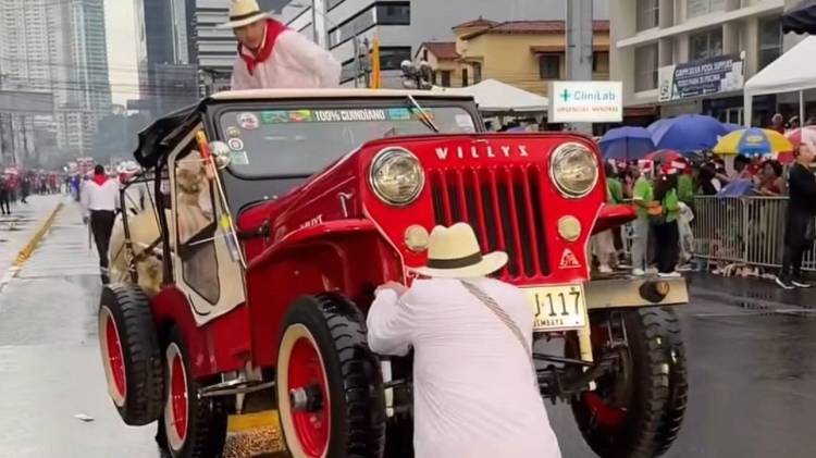 Un vehículo de una de las delegaciones participantes impactó contra una barda de seguridad.