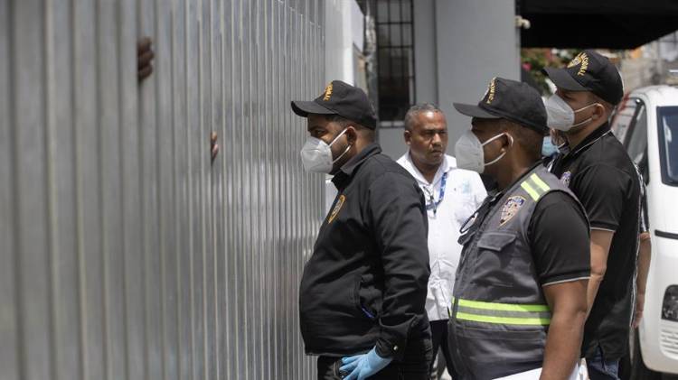 Integrantes de equipos de criminalística acuden al Instituto de Patología Forense, donde permanecen los cuerpos de las víctimas de la tragedia en la discoteca Jet Set este viernes, en Santo Domingo (República Dominicana).