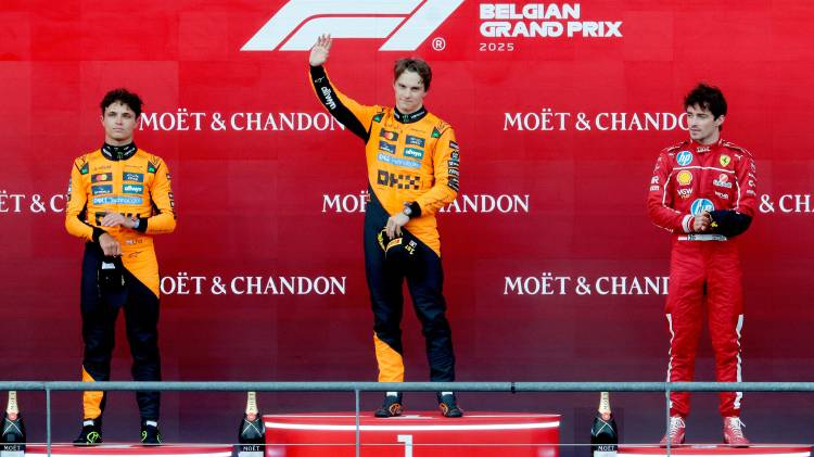 Oscar Piastri (c) junto a Lando Norris y Charles Leclerc.