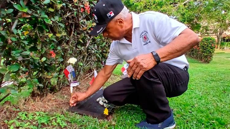 Familiares de los mártires y autoridades participaron en la ceremonia conmemorativa del 9 de enero.