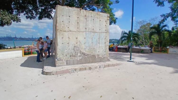 Demolido en la noche: tumban Mirador del Puente de las Américas y hieren a la comunidad china.