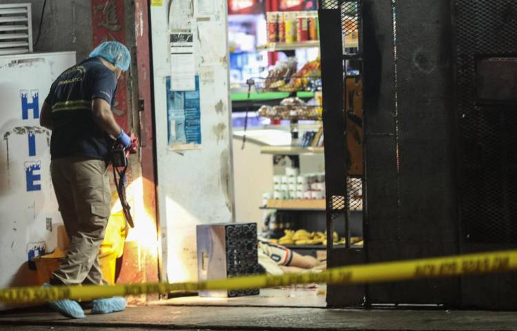 El sujeto quedó muerto sobre el piso del establecimiento comercial a primeras horas de la noche.