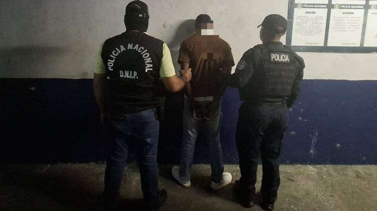 Un adulto y dos menores de edad fueron aprehendidos por este caso.