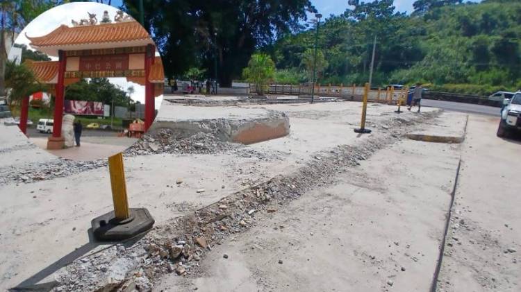 Un espacio vacío y fragmentos del monumento evidencian la demolición nocturna.
