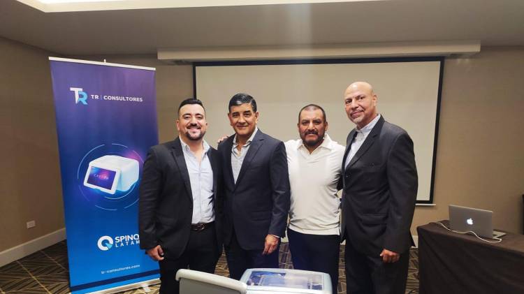 De izquierda a derecha: Ernesto Rosas, gerente de proyectos de TR Consultores; Ernesto Rosas, gerente de TR Consultores; Jorge Hernández, country manager de Sping Latam y Abner Sanjur, director comercial de TR Consultores.