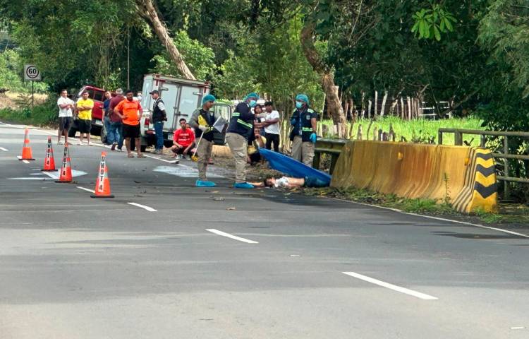 Dos peatones fallecieron Eproducto de atropello y una mujer de aproximadamente 30 años murió cuando su auto se accidentó en la provincia de Coclé