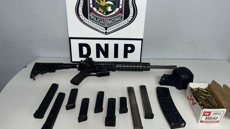 Arma tipo fusil, municiones y proveedores incautados en Veranillo, San Miguelito, tras operativo policial.