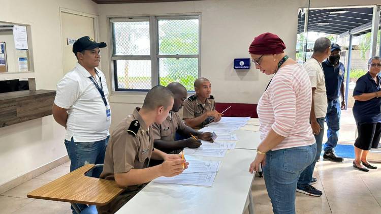 Los alumnos piden transparencia en el proceso.