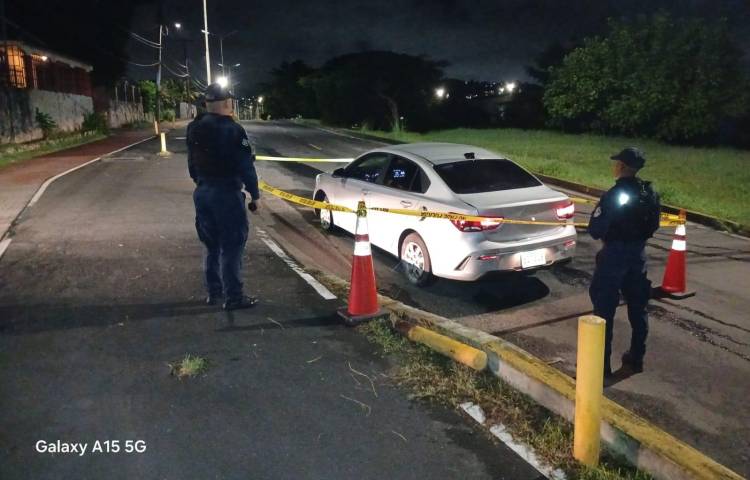 Le metió mano al carro que no era suyo, huyó pero lo atraparon