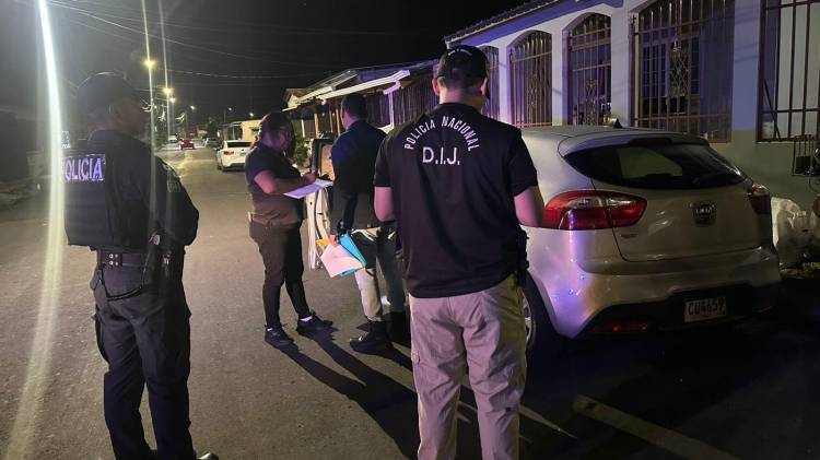 Las autoridades aprehendieron a tres personas presuntamente vinculados