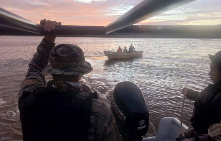 Rescatan a cuatro personas que quedaron a la deriva en alta mar