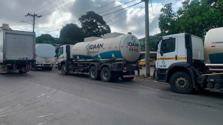 IDAAN envió tres camiones cisterna para atender la falta del líquido vital.