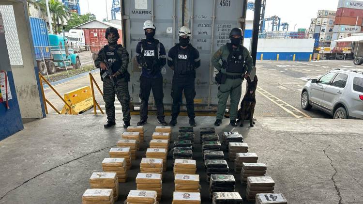 Contenedor inspeccionado en el puerto del Atlántico, donde se hallaron 224 paquetes con presunta droga.