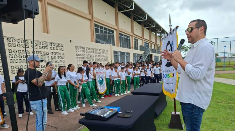 Pier Janson, representante de Don Bosco se dirige a los competidores.