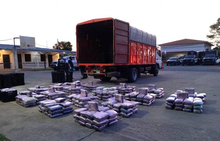 Policía decomisa 452 paquetes de droga oculta en un camión
