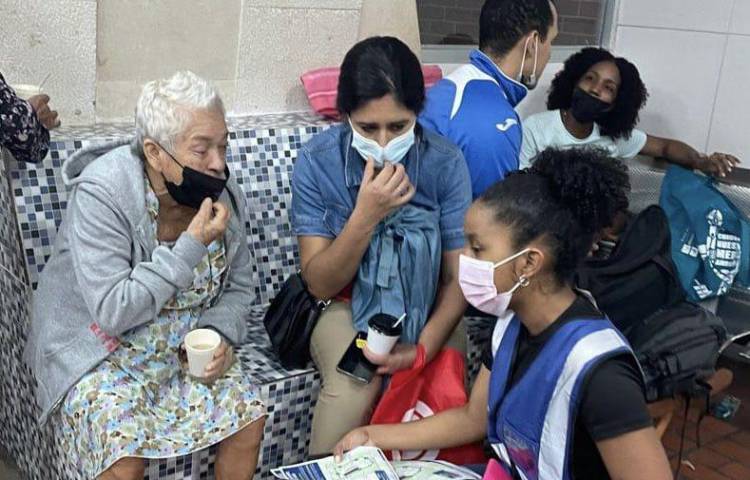 Escuchan cada una de las peripecias que pasan los pacientes para llegar a sus citas.