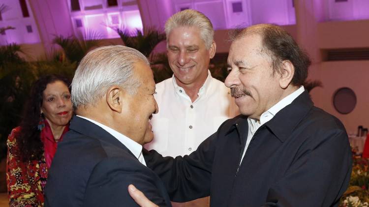 Rosario Murillo, Salvador Sánchez, Daniel Ortega (a la derecha) y Miguel Díaz Canel al fondo.