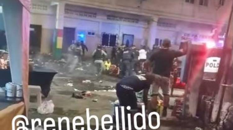 Buscan arma robada a agente tras incidente en “parking” en Colón.