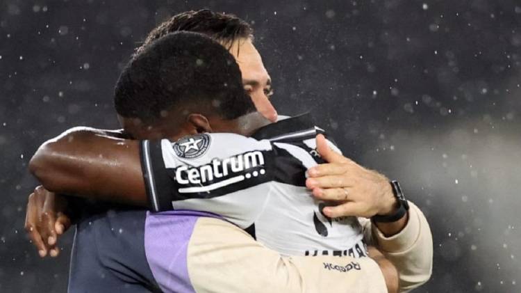 Kadir Barría abrazando a Davide Acelotti, quien le dio muchas oportunidades.