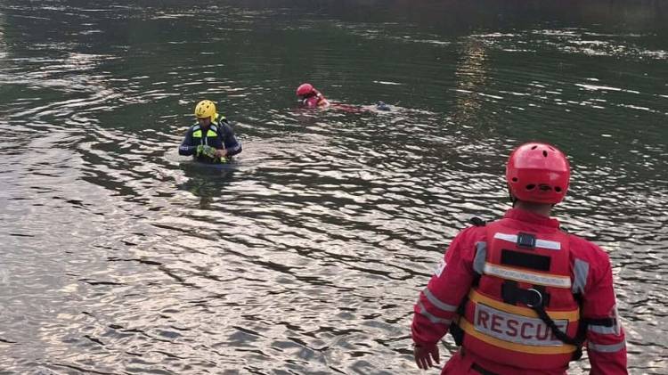 Equipos del SINAPROC y Bomberos durante las labores de búsqueda en el río Santa María este martes.