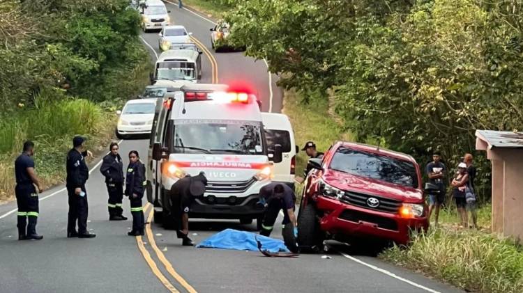 Autoridades acordonaron la vía en Santa Rita, Veraguas, tras el atropello que cobró la vida de un agricultor de 57 años este jueves.