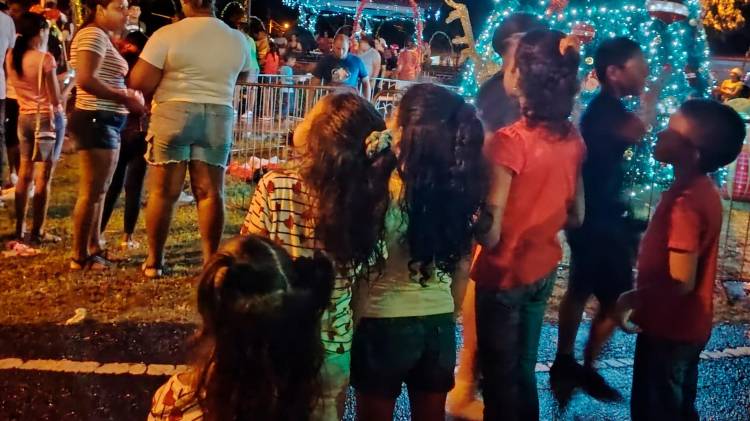 La Navidad llegó a Santa María con el encendido de luces del arbolito