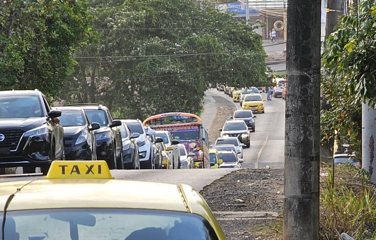 Los chorreranos sufren los tranques en la avenida Mariano Rivera.