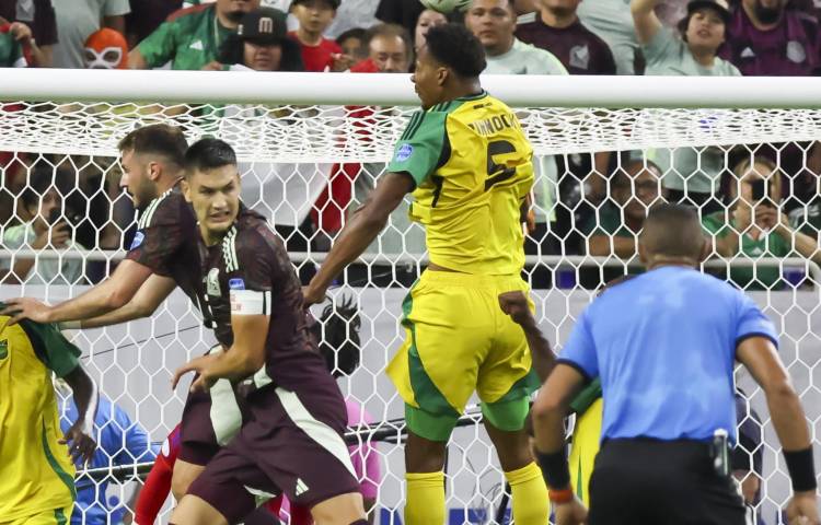 Houston (United States), 23/06/2024.- Ethan Pinnock (C) of Jamaica heads the ball away from the goal during the second half of the CONMEBOL Copa America 2024 group B match between Mexico and Jamaica, in Houston, Texas, USA, 22 June 2024. EFE/EPA/LESLIE PLAZA JOHNSON